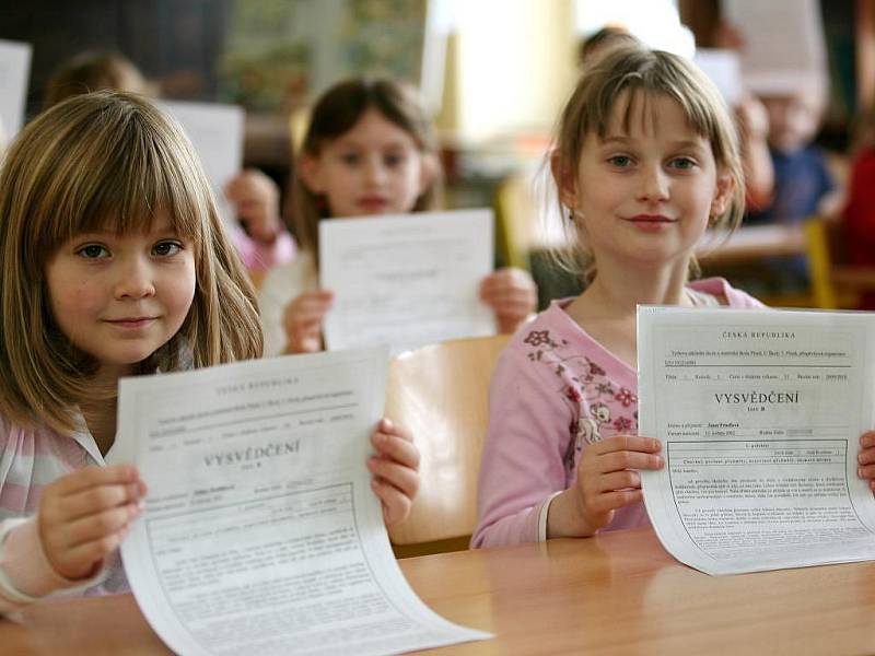 Předávání pololetních vysvědčení na základní škole v Černicích