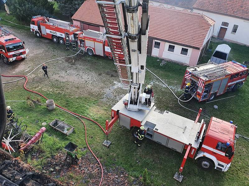 Následky ničivého požáru v areálu zámku v Újezdu nade Mží.