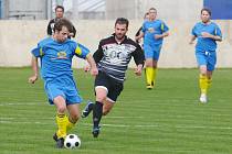 Fotbalisté  týmu Senco Doubravka (v modrém)  pokořili  o víkendu  doma Třeboň  4:1 a  ukázali, že  bojují,  ačkoliv  jeijich  šance na záchranu je  dál  spíš jen teoretická. 