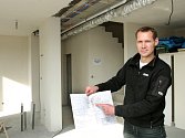 Stavitel Ladislav Stach ukazuje projekt domu. Nad ním je rozvod vzduchotechniky Nilan VP 18 Compact K