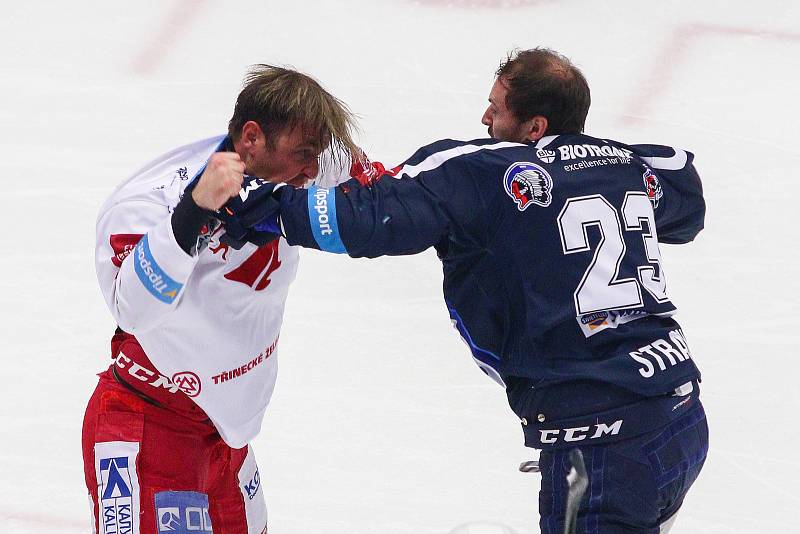 Semifinále play off hokejové extraligy - 5. zápas: HC Oceláři Třinec - HC Škoda Plzeň, 11. dubna 2019 v Třinci. Na snímku (zleva) Jiří Polanský, Petr Straka.