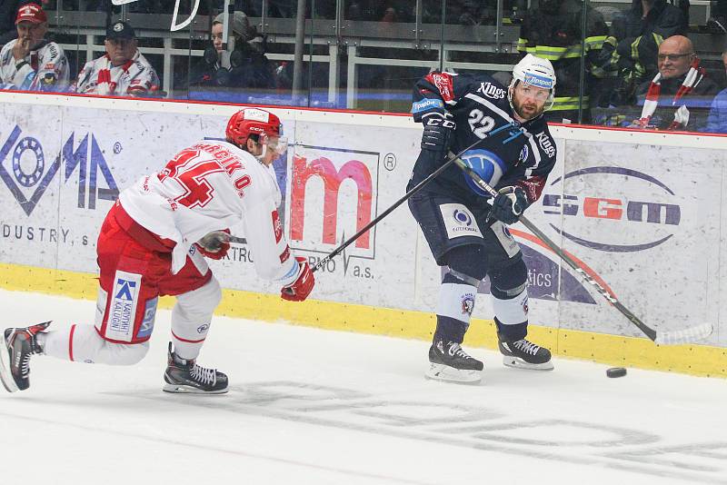 Semifinále play off hokejové extraligy - 5. zápas: HC Oceláři Třinec - HC Škoda Plzeň, 11. dubna 2019 v Třinci. Na snímku (zleva) Ondřej Kovařčík, Ondřej Kratěna.