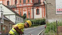 Ze silnice Plzeň–Klatovy zmizela doprava, a tak mohly práce pod známým  přeštickým  kostelem začít