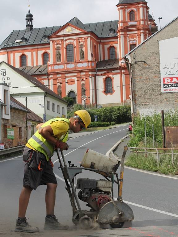 Ze silnice Plzeň–Klatovy zmizela doprava, a tak mohly práce pod známým  přeštickým  kostelem začít