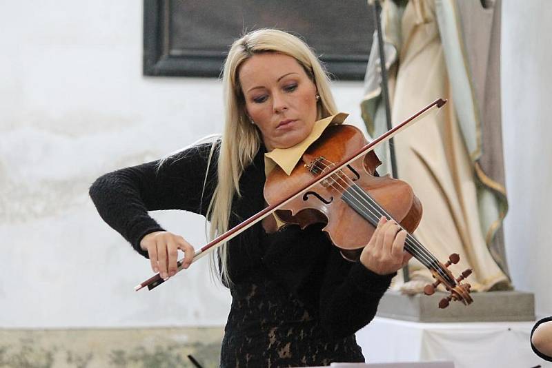 Violistka Jitka Hosprová a herec Josef Hervert na začátek druhých Procházek uměním do Plas pozvali soubor Kapralova Quartet