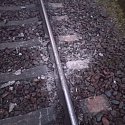 Fotografie z místa železniční nehody mezi Vejprnicemi a Plzní, kde narazil vlak do betonové překážky.