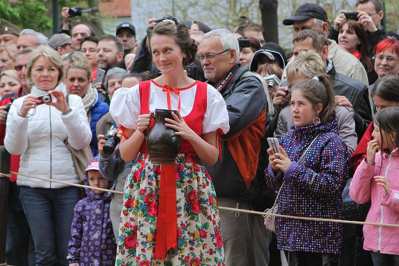 Na plovárnu nosily ženy květované šaty, ale také  jednodílné i dvoudílné plavky, kterým v pátek nepřálo počasí.     