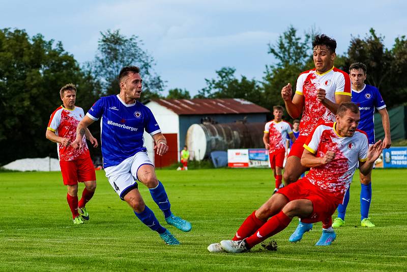 5. kolo KPM: Slavia Vejprnice (na snímku fotbalisté v červeno-bílých dresech) - TJ Zruč (modří) 1:2.