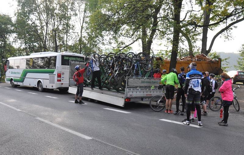 Takový peloton cyklistů se v Brdech  jen tak k vidění nebývá. Jelo nás na šest desítek, cyklisté všech generací včetně dětí.