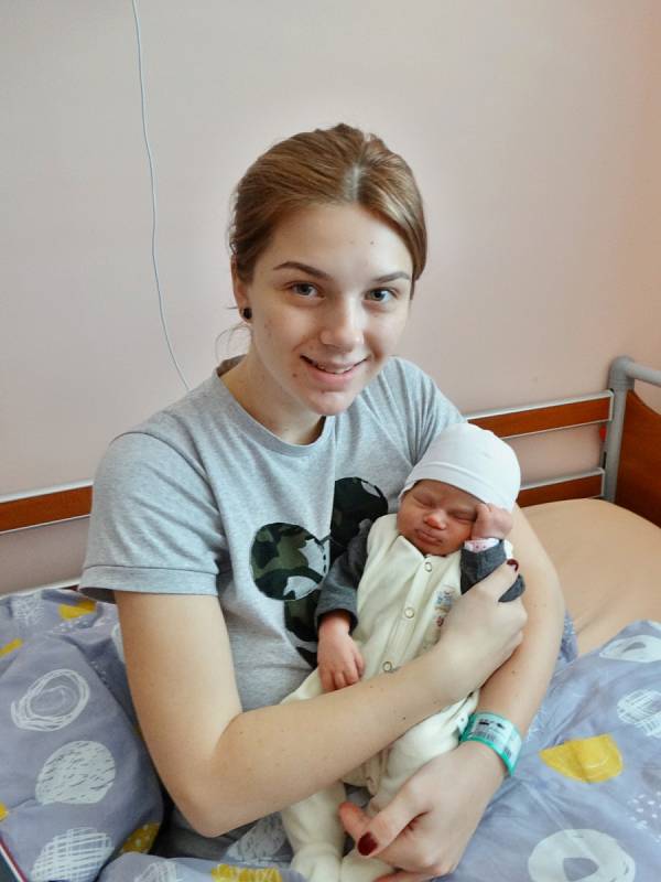 Nora Mikešová se narodila 10. května ve 22:53 mamince Markétě a tatínkovi Janovi z Plzně. Po příchodu na svět v plzeňské FN vážila jejich prvorozená dcerka 3560 gramů a měřila 50 centimetrů.