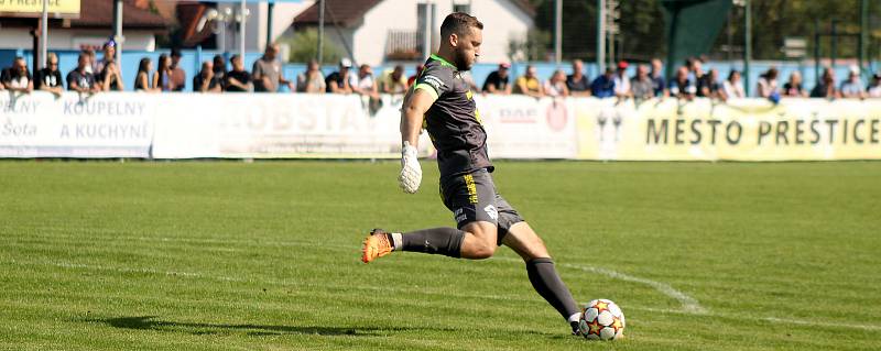 5. kolo FORTUNA ČFL, skupina A: FK ROBSTAV Přeštice (na snímku fotbalisté ve žlutých dresech) - TJ Jiskra Domažlice (modří) 5:1 (2:0).