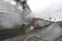 Požár garáží v ulici Boettingerova v Plzni