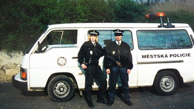 Archivní snímek ukazuje vybavení strážníků v devadesátých letech dvacátého století