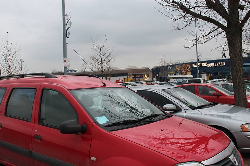 Parkoviště před OC Tesco na Borských polích.