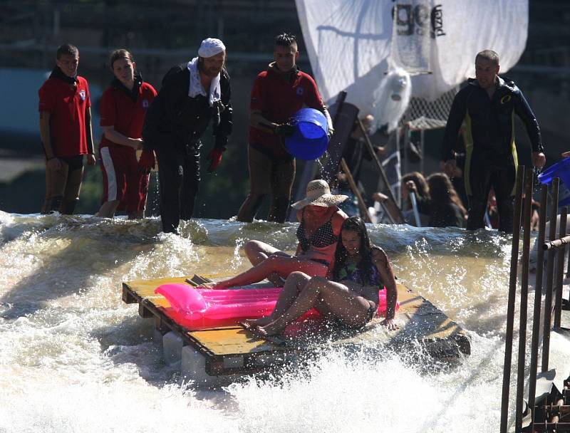 Růžovou chobotnici, kadibudku, sud, Titanik, velrybu, džíp nebo draka a další netradiční plavidla s roztodivnými osádkami mohli Plzeňané v sobotu vidět na Radbuze v Plzni.