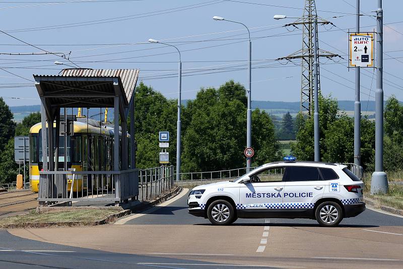 Policie uzavřela po úniku sirovodíku v čističce její okolí i komunikace spojující centrum Plzně s částí Přední Skvrňany.