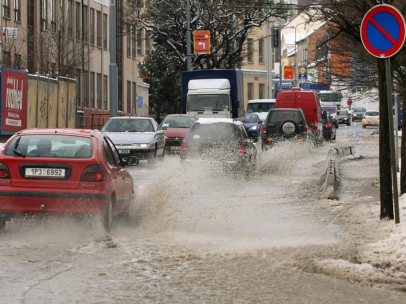 Havárie vodovodu ve Zborovské ulici v Plzni