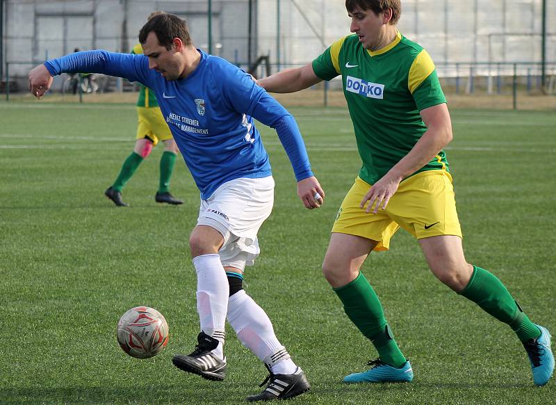 Fotbalisté plzeňského Rapidu (na archivním snímku hráči v modrých dresech) porazili Chotíkov. Naopak Tlumačov (zelení) doma utrpěl debakl, Zruči podlehl 1:5.