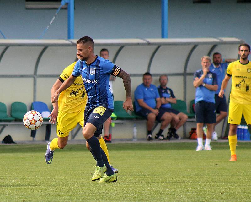 Fotbalisté FK ROBSTAV Přeštice (na archivním snímku hráči ve žlutých dresech) prohráli na půdě divizního Spartaku Soběslav 1:3 a s MOL Cupem se loučí už ve druhém kole.