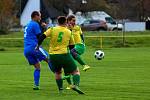 Na jihu Plzeňska podlehly Lužany (na snímku ve žlutých dresech) Dvorci vysoko 0:6 (v modrém).