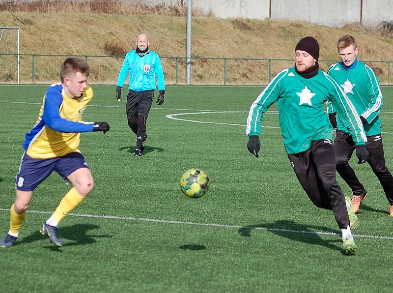 Fotbalisté Tachova (v zelených dresech) prohráli v přípravném zápase s Doubravkou (ve žlutých) 1:4.