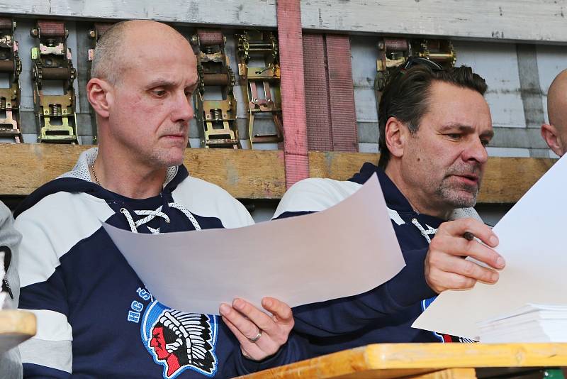 Hokejisté Škody Plzeň se loučili se sezonou. Tým se podepisoval příznivcům před zimním stadionem, nechybělo vystoupení kapely Anakonda Benda.