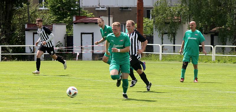 Z archivu: Fotbalisté plzeňského Smíchova (černobílí) se v nováčkovské sezoně I. A třídy zatím hledají. Ve třech zápasech totiž získali jediný bod.