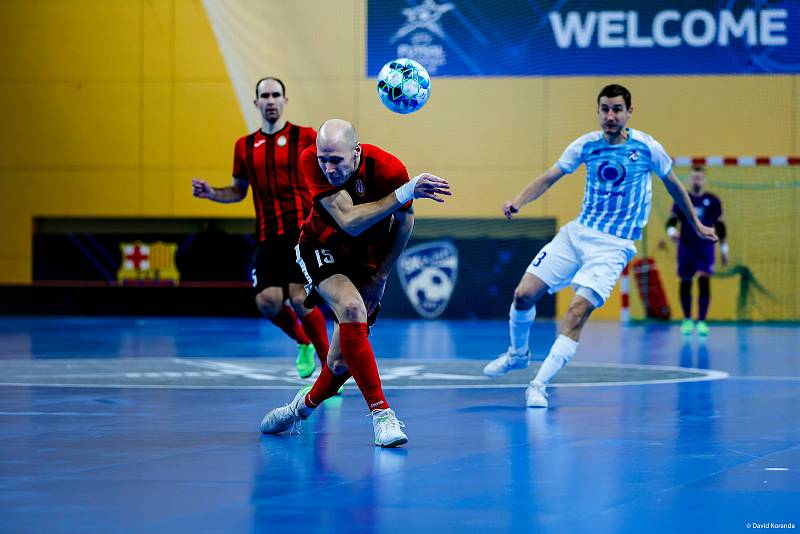 Interobal Plzeň - Dobovec. Michal Holý střílí na branku Dobovce.