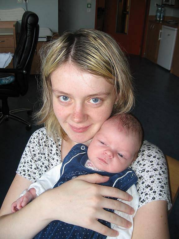 Lucii Navrátilové a Václavu Klikovi ze Žichlic se 24. června dvě hodiny před půlnocí narodila dcera Karolínka (3,80 kg/54 cm), na kterou je zvědavá její osmiletá sestřička Dominika