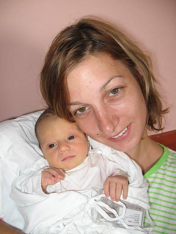 Ivetě a Přemyslu Macourkovým z Losiny se 2. července osmadvacet minut před patnáctou hodinou narodila ve FN v Plzni prvorozená dcera Nikolka (2,87 kg/48 cm). Novopečená maminka je moc vděčná svému manželovi za psychickou a fyzickou pomoc při porodu
