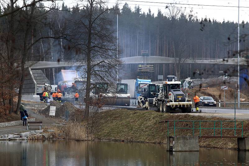 Nová čtyřproudová komunikace mezi Plzní a Třemošnou před dokončením.