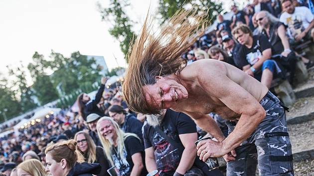 OBRAZEM: Metalfest  - od pátku do neděle obsadily v Plzni lochotínský amfiteátr a přilehlé louky tisícovky fanoušků tvrdé muziky.