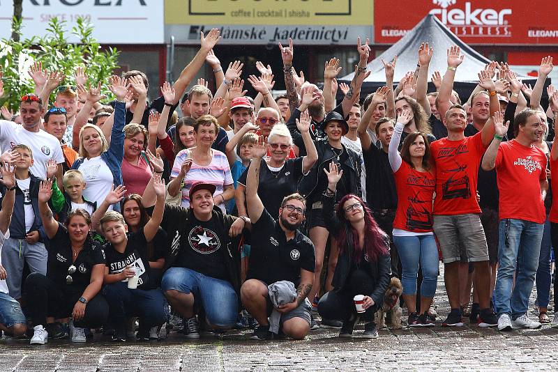 Sraz automobilů značky Alfa Romeo na náměstí Republiky v Plzni.