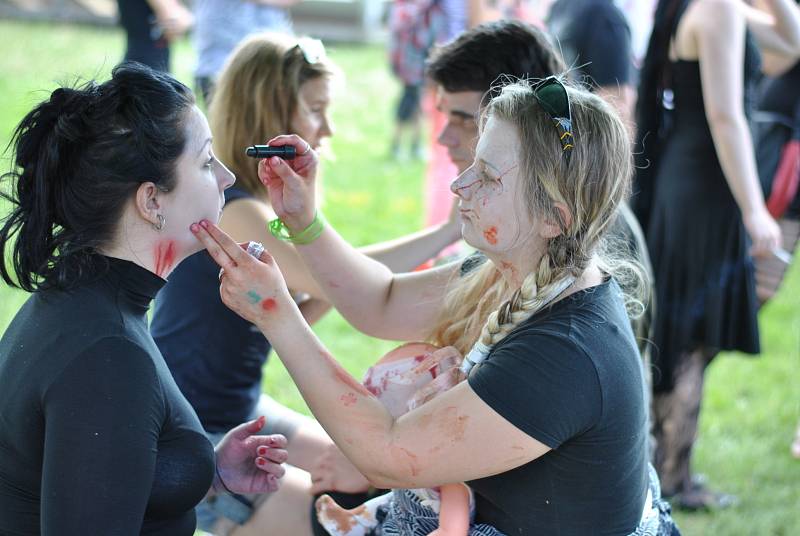 Populární zombie walk má za sebou další ročník. Na sto třicet účastníků prošlo Plzní, přímo během Dne Meliny Mercouri.