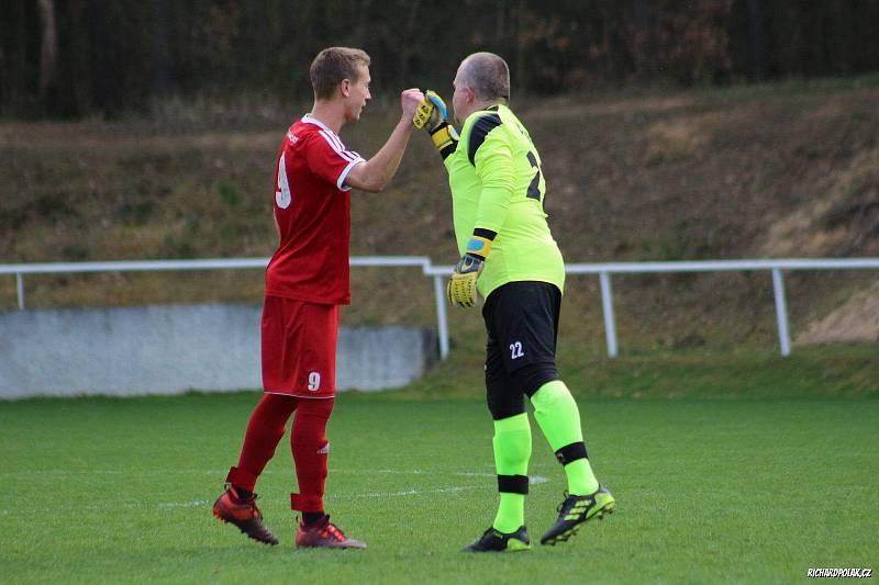 Přestřelka ve Zruči, kde domácí béčko porazilo Starý Plzenec 7:5.