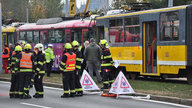 Na Karlovarské třídě v Plzni se srazily dvě tramvaje