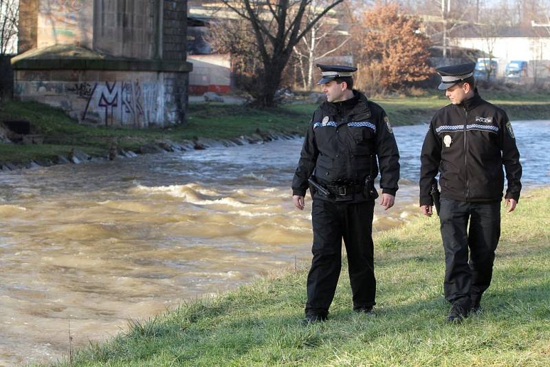 Čtvrteční déšť zvedl hladiny řek v Plzni. Na snímku Úslava na Doubravce