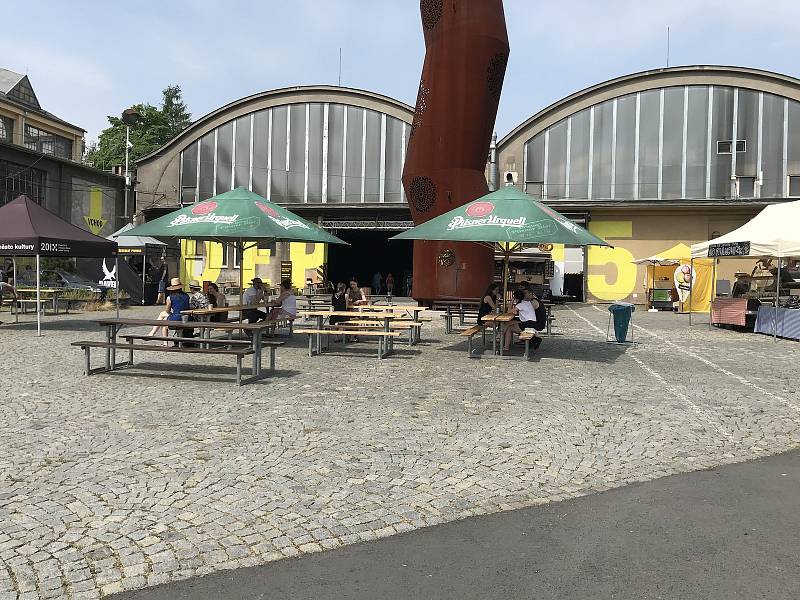 Hamburgry, hot dogy, pečené sele nebo třeba španělskou paellu, mohli v neděli ochutnat návštěvníci festivalu Street food market, který se v neděli konal v areálu plzeňského DEPO2015.