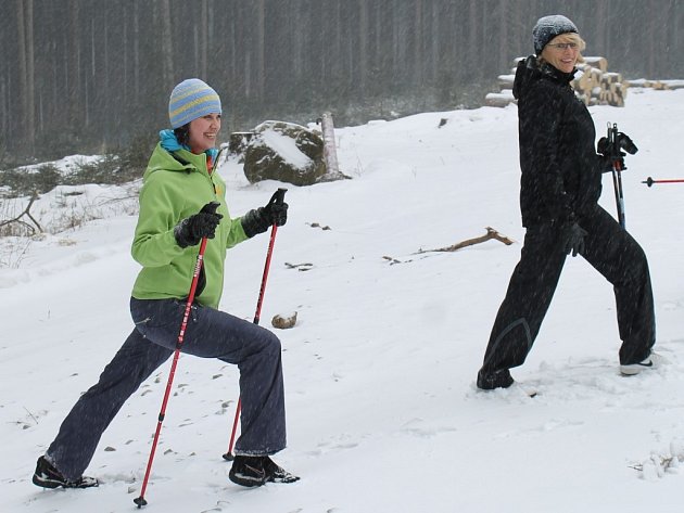 Pohyb nesmí chybět. Kvůli sněhové nadílce sice nedorazila trenérka nordic walkingu, finalistky včetně Jany Šafránkové (vlevo) a Boženy Vyšatové ale do lesa vyrazily s hůlkami i tak