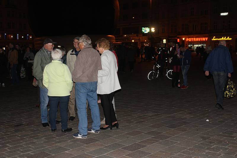 Koncert přilákal stovky lidí.