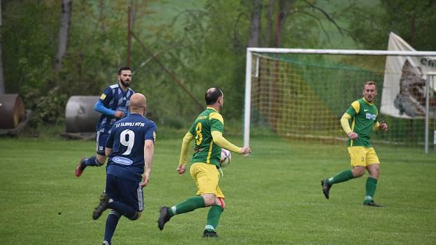 Krajský přebor (26. kolo): TJ START Tlumačov - TJ Slavoj Mýto (na snímku fotbalisté v modrých dresech) 1:3.