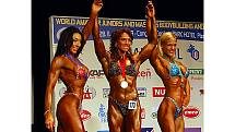 Medailistky kategorie bodyfitness masters. Zleva stříbrná Carina Isakssonová ze Švédska, vítězka Nelly Ciškevičová z Ruska a třetí Švýcarka Dagmar Simmenová
