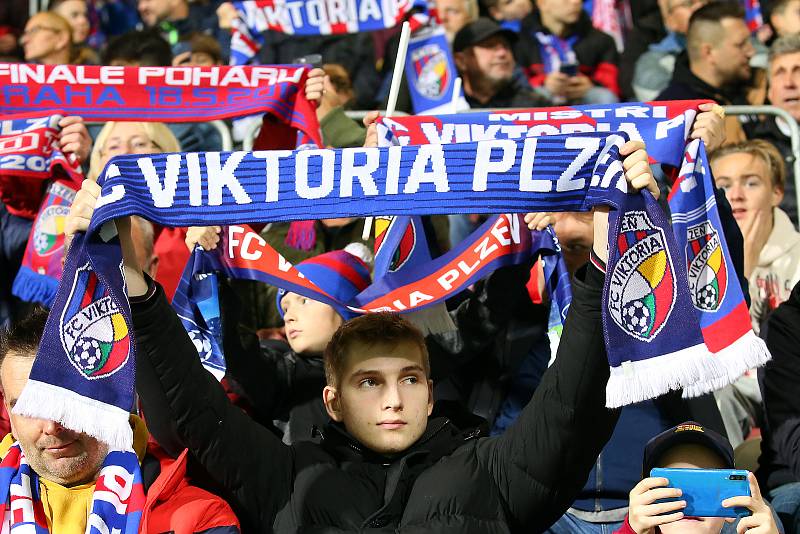 Diváci zdraví hráče před zápasem Ligy mistrů FC Viktoria Plzeň x FC Barcelona na stadionu ve Štruncových sadech v Plzni.