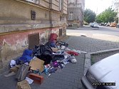 Černou skládku v Plachého ulici v Plzni měla na svědomí dvaatřicetiletá žena. Společně s odpadky na chodník 'uložila' i písemnosti se svým jménem.