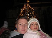 Rozsvěcení vánočního stromku na náměstí Republiky v Plzni se účastnil i Patrik Schyba s malou Verunkou.