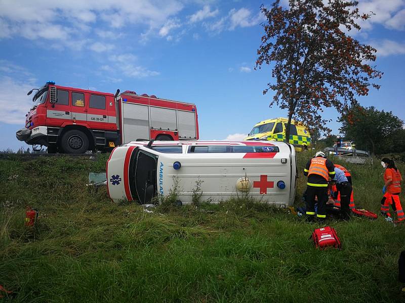 Závodník a moderátor Pepa Sršeň zachránil řidiče a pacienta při nehodě sanitky