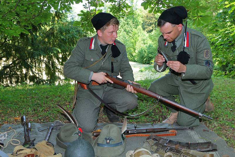 Den legií na zámku v Blovicích. Návštěvníci si mohli prohlédnout výstavy a vybavení československých legionářů z Ruska, Francie i Itálie z období první světové války, dále pak příslušníků československé zahraniční armády ze západní i východní fronty druhé