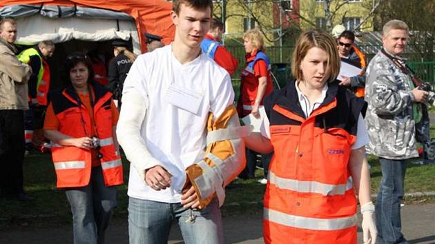 Taktické cvičení složek záchranného systému na Sportovním gymnáziu v Táborské ulici v Plzni