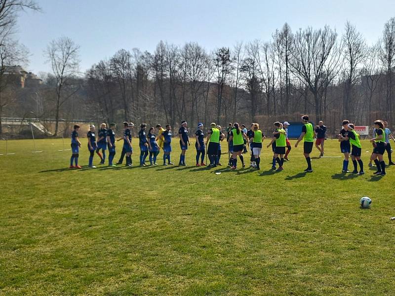 Litické fotbalové hřiště patřilo v sobotu 26. března nadšencům sportu, který se hraje na košťatech.