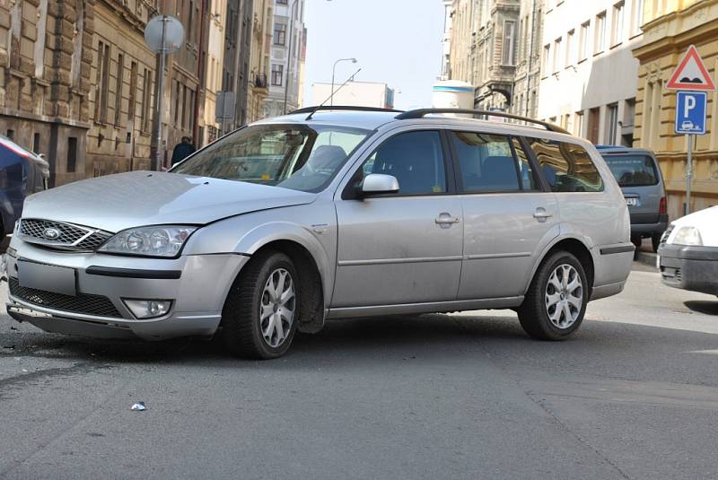 Dopolední nehoda dvou aut na křižovatce ulic Bendova a Skrétova v Plzni